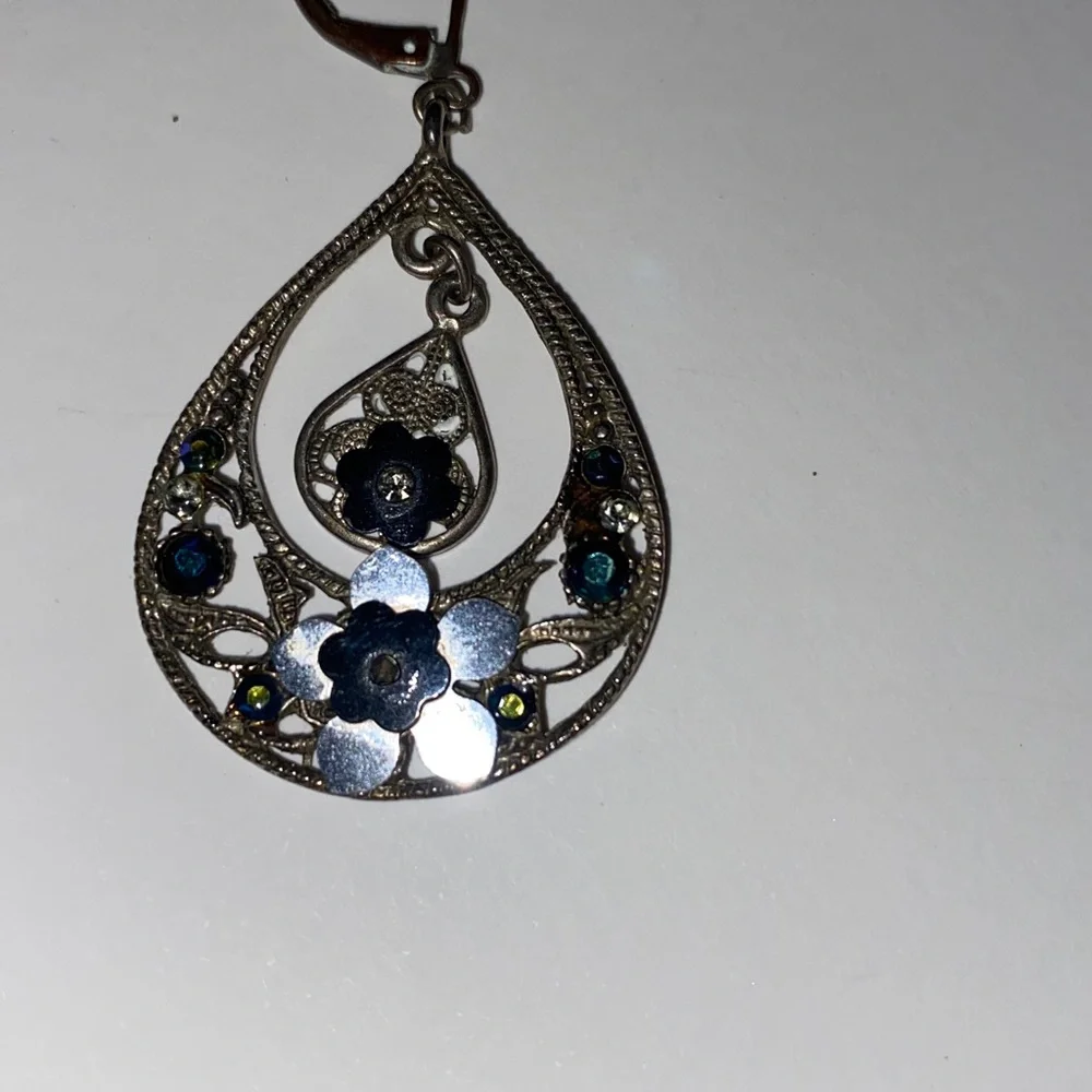 Delicate Silver Tone Black & Blue Stones Featuring an Intricate Floral Design